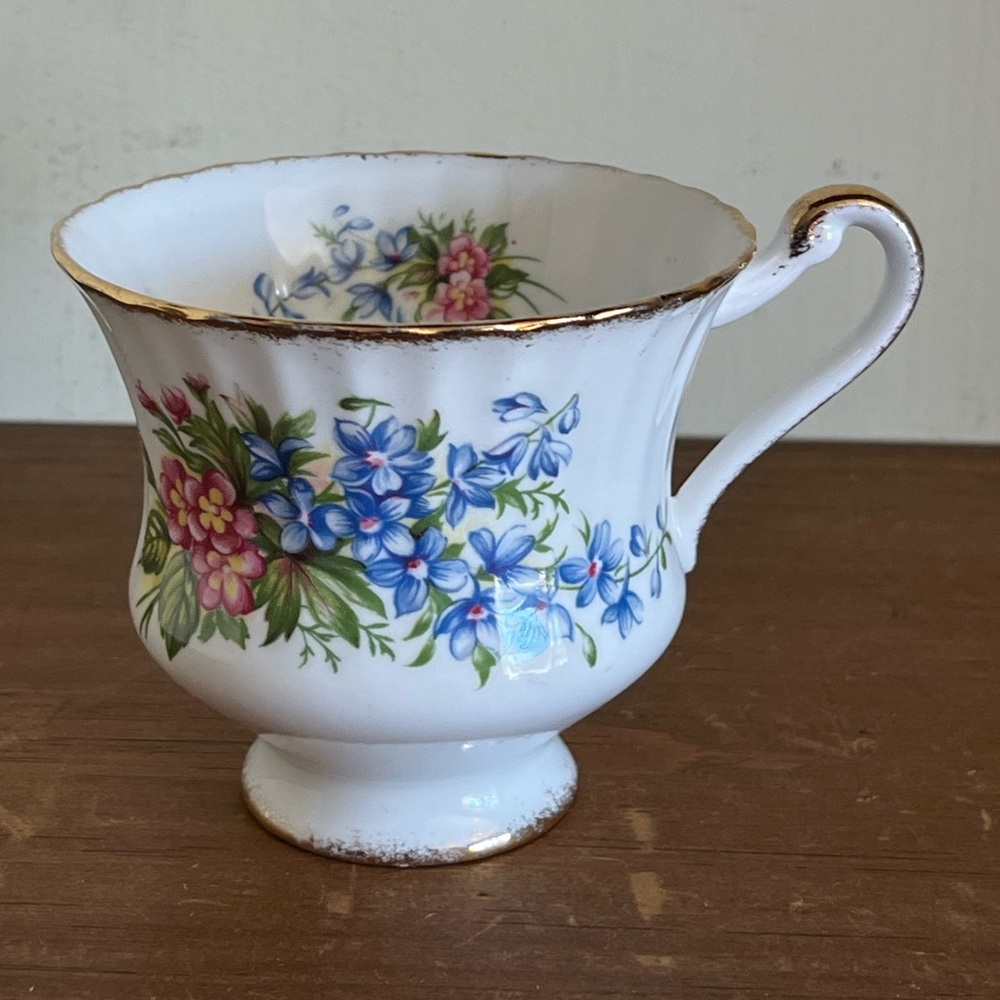 Paragon By Appointment to Her Majesty The Queen Floral Bouquet Teacup
